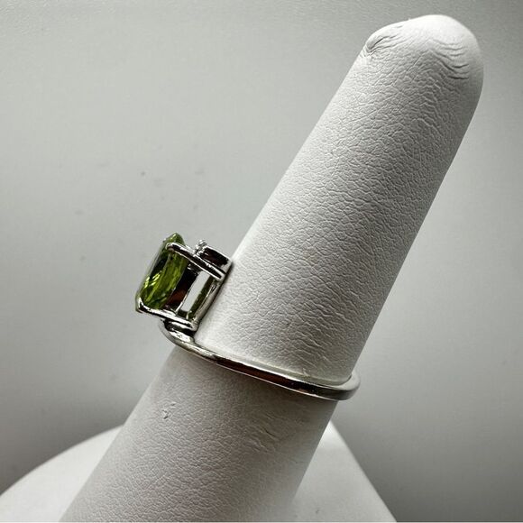 NWOT 7x9mm oval cut Peridot w/ accent cz diamonds all in sterling silver, ring! - Picture 5 of 11